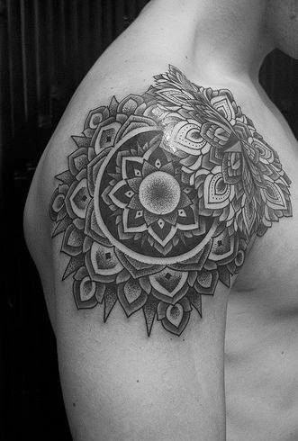 Amazing flower tattoo designs on men's shoulder (1)