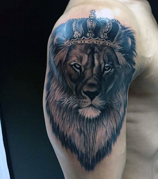 upper-arm-lion-king-tattoo-for-males-with-crown-1