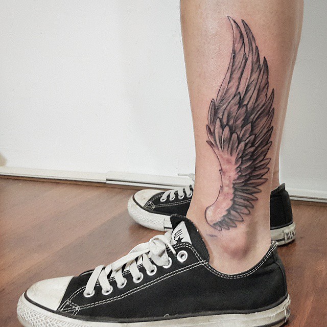 large leg wing tattoo for men