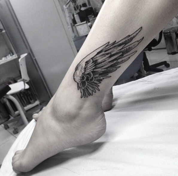 leg wing tattoo for men