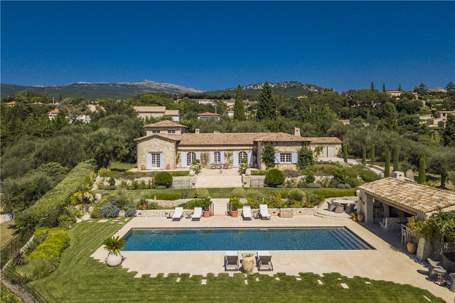On A hilltop Sits the Chateauneuf de Grasse Villa