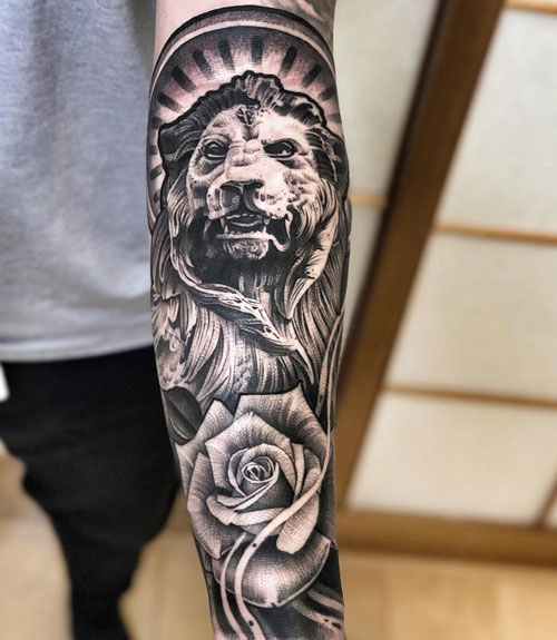 Bold and Daring Detailed Lion and Rose Piece