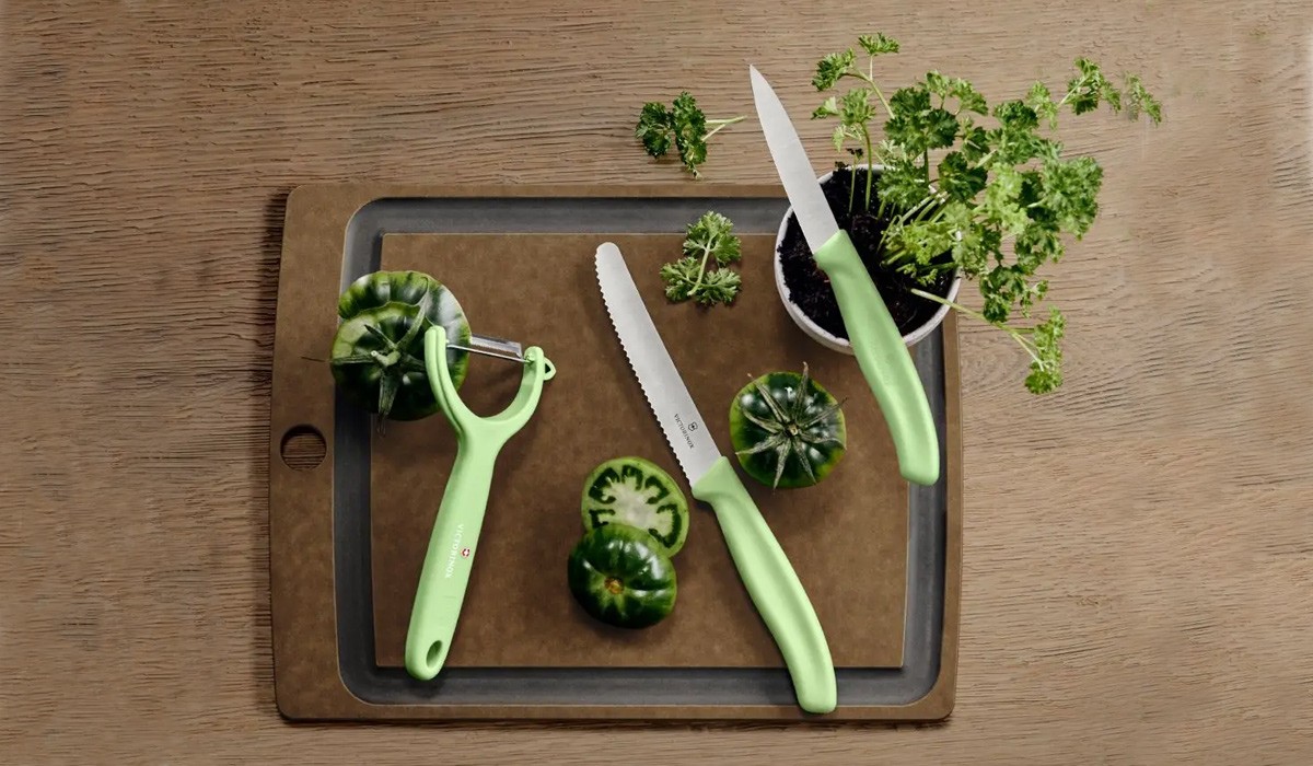 paring knife and peeler set in light green